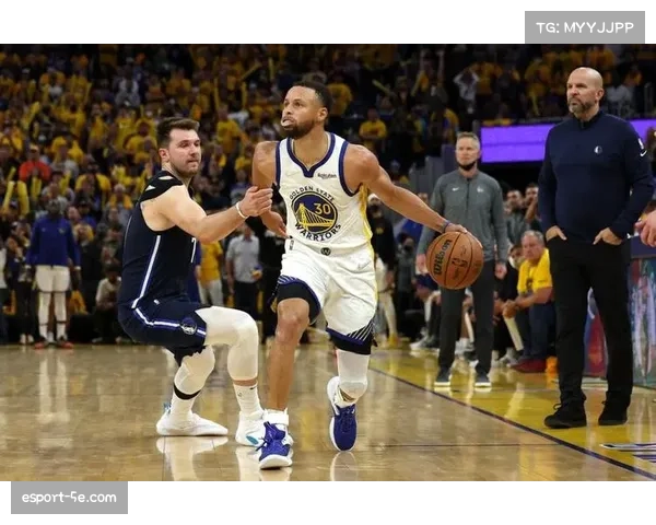 前瞻:独行侠对阵勇士,东契奇与库里的得分王之争进入尾声 前瞻:独行侠对阵勇士,东契奇与库里的得分王之争进入尾声